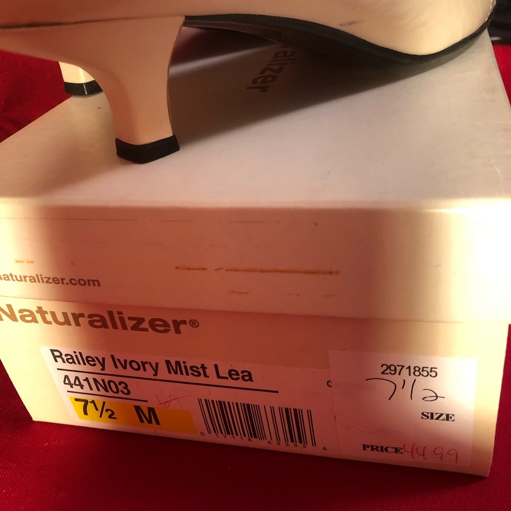 Naturalizer Pumps - Picture 5 of 5